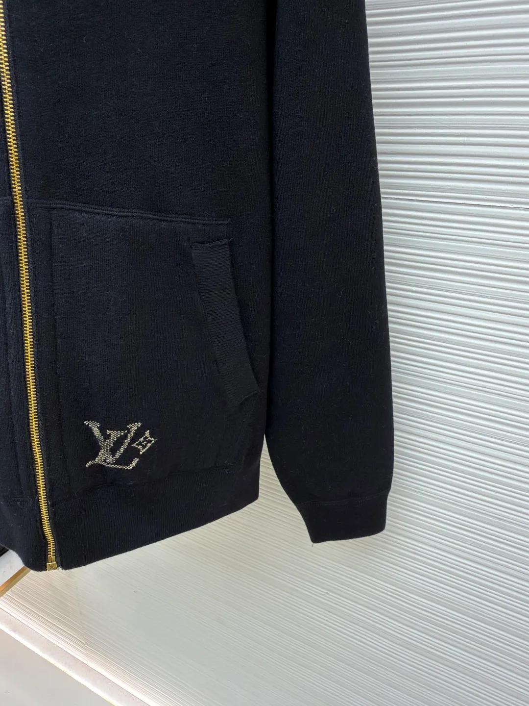 LOUIS VUITTON double-sided hooded full-print jacket ●Original version: purchased and developed by 29237 ●Item number: 1681682-C55 ●Fabric: sheep wool fabric ●Technology: knitted ●Color: black/brown ●Version: fitted version ●Weight: about 1165 grams ●Size: S-M-L-XL ●Description: This double-sided hooded jacket adopts Louis Vuitton's classic double-sided design process. One side is the brand's iconic presbyopic pattern, and the other side is a solid color design. The front of the jacket features a gold metal zipper with Louis Vuitton's branding on the zipper pull, and precision stitching on the edge of the zipper to ensure the durability and smoothness of the zipper. The brim and hem of the jacket are ribbed, which not only ensures wearing comfort, but also effectively prevents wind and warmth. The chest pocket design uses hidden sewing technology, and the edges of the pocket fit closely with the main fabric, which not only maintains the overall aesthetics, but also increases practicality. The lining of the jacket is also made of high-quality fabric, which perfectly matches the outer fabric to ensure comfort and breathability. The overall sewing process uses double stitching to ensure the durability and stability of the jacket. The overall wiring is straight and delicate, the fabric is comfortable and soft, and the color is consistent without color difference. It can be matched with the same style to create a fashionable look and control various occasions. Customized accessories, complete with three standards, same style for men and women!
